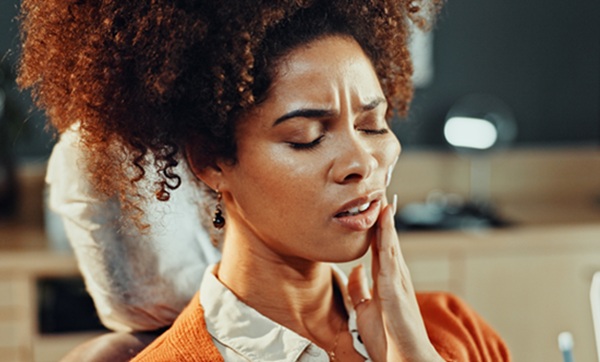 How An Emergency Dentist Handles Implant Rejection